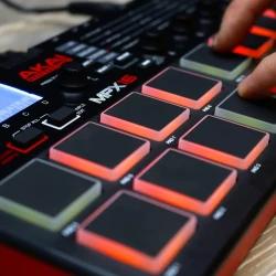 AKAI MPX16 Sample Pad Midi Controller - Thumbnail