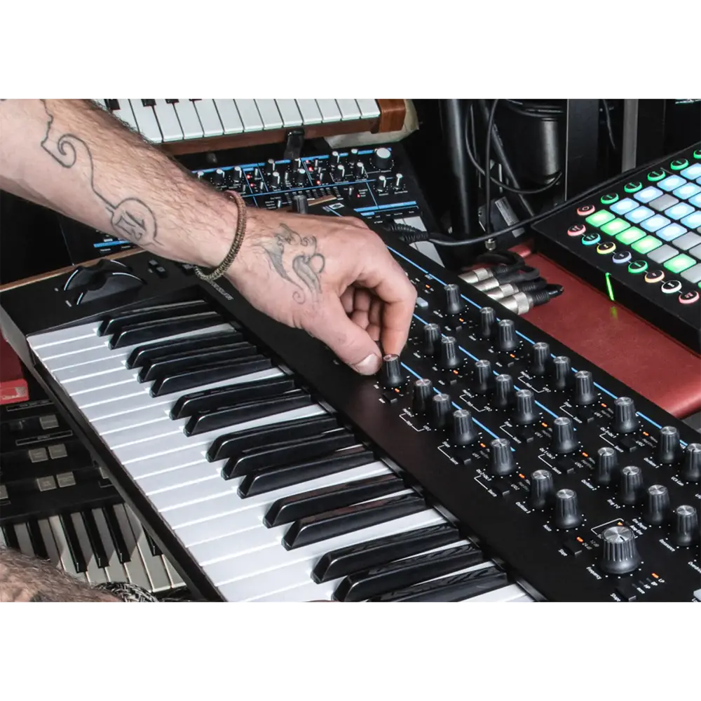 Novation Summit 61 Tuş Hybrid Synthesizer